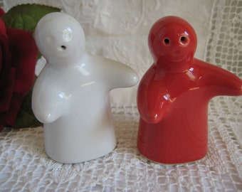 Vintage Salz u. Pfefferstreuer, Hugging  Ghosts, Gespenster rot/weiß