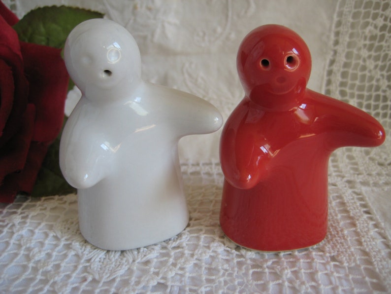 Vintage Salz u. Pfefferstreuer, Hugging Ghosts, Gespenster rot/weiß Bild 1