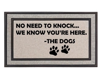 Paillasson intérieur extérieur 18 « x 30 » Gris / Beige / Noir Tapis de porte à dos en caoutchouc Pas besoin de frapper Nous savons que vous êtes ici Les chiens drôles