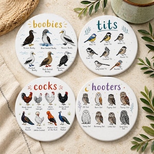 Op de afbeelding: Set van vier keramische onderzetters met vogelillustraties. Elke onderzetter heeft een ander thema: "boobies", "tits", "cocks" en "hooters", met verschillende vogelsoorten. De onderzetters zijn wit met kleurrijke ontwerpen.