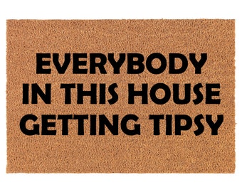 Tout le monde dans cette maison obtenant tipsy drôle coir doormat porte mat entrée mat housewarming cadeau nouvellement marié cadeau de mariage nouvelle maison