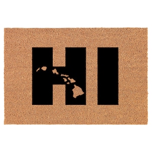 Op de afbeelding: Een bruine kokosmat met het woord "HI" in zwarte letters. De "H" wordt gevormd door de omtrek van de staat Hawa&iuml;.