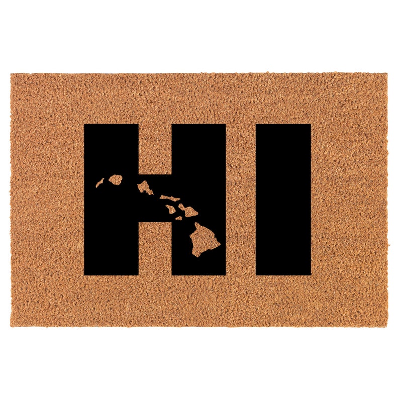 Op de afbeelding: Een bruine kokosmat met het woord "HI" in zwarte letters. De "H" wordt gevormd door de omtrek van de staat Hawa&iuml;.