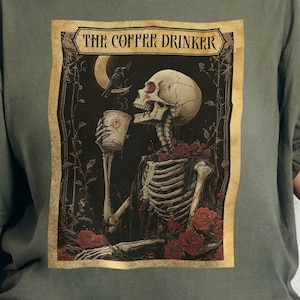 Camiseta de cores confortáveis de cartas de tarô góticas, camiseta do bebedor de café, camiseta de esqueleto, presente engraçado para amantes de café, roupas góticas, presente de carta de tarô