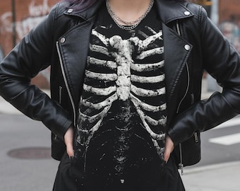 骸骨の肋骨柄ユニセックスグラフィックTシャツ：ヴィンテージゴシックY2Kシャツ、オルタナティブスタイル、ハロウィンシャツ