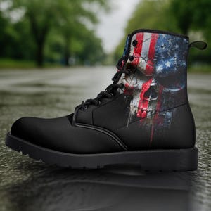 Botas de combate con calavera y bandera estadounidense gótica: moda alternativa vanguardista
