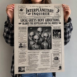 Op de afbeelding: Een vintage krantenprint getiteld "The Interplanetary Inquirer" met illustraties van aliens en krantenkoppen als "Local Greys Deny Abductions". De print heeft een beige achtergrond met zwarte tekst en illustraties.
