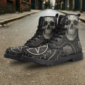 Gothic Skull-gevechtslaarzen met pentagram en rozenpatroon – occult grunge esthetische schoenen, zwarte veterlaarzen voor Alt Fashion