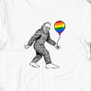 Bigfoot Sasquatch Pride Ballon Unisex T-shirt met korte mouw