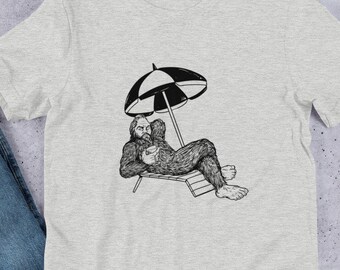Bigfoot strandshirt, Sasquatch beach lounge stoel, party tshirt, Korte mouw Unisex T-Shirt yeti