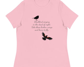 Blackbird cantando en la oscuridad de la noche Camiseta relajada de las mujeres, letra de la canción del mirlo, camisa de la canción del mirlo