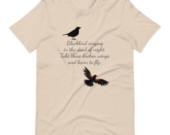 Blackbird cantando en la oscuridad de la noche Camiseta relajada de las mujeres, letra de la canción del mirlo, camisa de la canción del mirlo