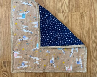 Double sided flannel quilted pet mat / sleeping pad with llamas and stars