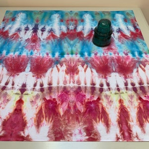Grande bandana quadrata astratta tinta di ghiaccio o tovaglia runner che ha molti usi!