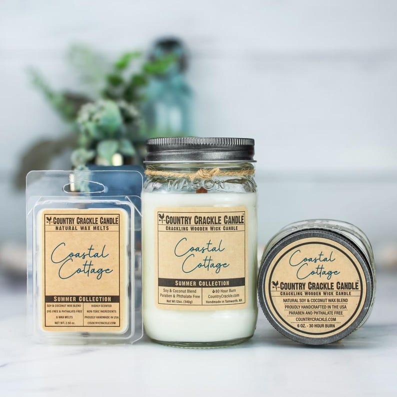 Pode incluir: Tr&ecirc;s velas com o r&oacute;tulo "Coastal Cottage" e o texto "Country Crackle Candle" no r&oacute;tulo. As velas est&atilde;o em um frasco de vidro, uma fus&atilde;o de cera e um frasco pequeno. As velas fazem parte da "Summer Collection".