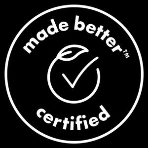 Pode incluir: C&iacute;rculo branco com o texto "made better certified" e uma marca de verifica&ccedil;&atilde;o dentro de um c&iacute;rculo com uma folha no topo. O texto "TM" est&aacute; no canto superior direito.