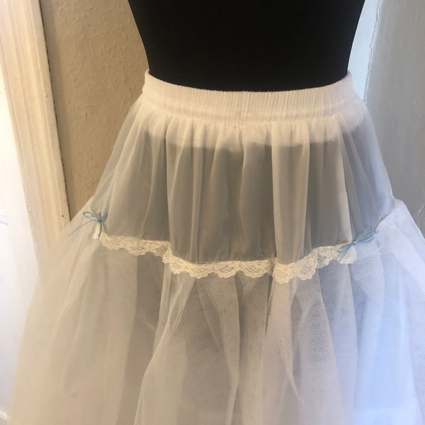 Joli jupon style crinoline en filet pour robe de mariée avec bordure en véritable dentelle de Nottingham vintage