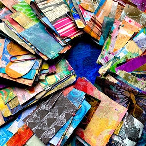 Surtido misterioso de efímeras de papel pintadas a mano: más de 20 piezas pequeñas, abstractas, grunge y coloridas para diarios basura, collages y manualidades. Paquete variado.