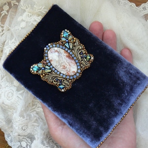 Etui étui pour passeport brodé de perles fait avec des perles de rocaille Miyuki cabochon d'agate en dentelle folle et broderie de perles de velours de soie bleue