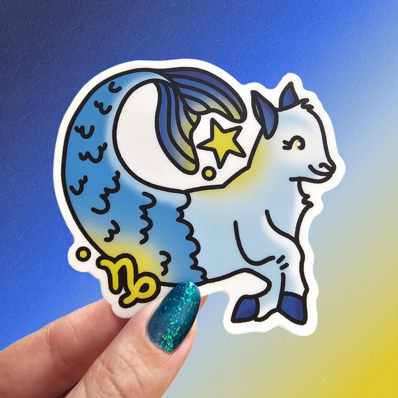 Puede incluir: Una pegatina con un dise&ntilde;o del signo zodiacal de Capricornio. La ilustraci&oacute;n representa una cabra con cola de pez, en tonos azules y amarillos, con una estrella amarilla y el s&iacute;mbolo de Capricornio. La pegatina tiene un borde blanco.
