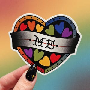 Sticker Fierté d'être moi, Sticker fierté, Sticker fierté arc-en-ciel, Sticker LGBTQIA+, tatouage traditionnel Flash Art, Stickers punk, Flash Art