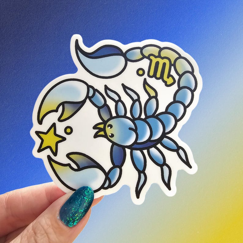 Pu&ograve; includere: Un adesivo con un design di scorpione blu e giallo, una stella e il simbolo dello Scorpione. Lo scorpione ha contorni neri e sfumature blu e gialle. Lo sfondo &egrave; una sfumatura blu e gialla.