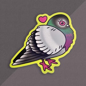 K&ouml;nnte beinhalten: Ein Aufkleber mit einer stilisierten Taube mit einem Herz &uuml;ber dem Kopf. Der Vogel hat graue Fl&uuml;gel, eine gr&uuml;ne und violette Brust und rosa F&uuml;&szlig;e. Der Aufkleber hat einen hellgelben Rand auf grauem Hintergrund.