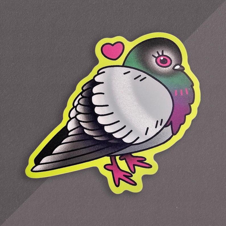 K&ouml;nnte beinhalten: Ein Aufkleber mit einer stilisierten Taube mit einem Herz &uuml;ber dem Kopf. Der Vogel hat graue Fl&uuml;gel, eine gr&uuml;ne und violette Brust und rosa F&uuml;&szlig;e. Der Aufkleber hat einen hellgelben Rand auf grauem Hintergrund.