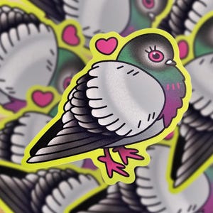 K&ouml;nnte beinhalten: Ein Aufkleber mit einer stilisierten Taube mit schwarzem Kopf, grauen Fl&uuml;geln und einer lila und gr&uuml;nen Brust. Die Taube hat rosa Augen und F&uuml;&szlig;e und ist von einem gelben Rand und rosa Herzen umgeben.