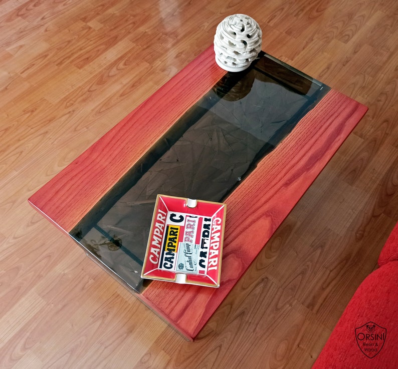 RED SHARD Chestnut and epoxy resin coffee table image 9