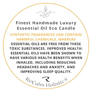 Pode incluir: Um c&iacute;rculo branco com contorno amarelo cont&eacute;m texto sobre os benef&iacute;cios dos &oacute;leos essenciais em velas. O texto diz: "Finest Handmade Luxury Essential Oil Eco Candle. As fragr&acirc;ncias sint&eacute;ticas podem conter produtos qu&iacute;micos nocivos, enquanto os &oacute;leos essenciais s&atilde;o livres dessas subst&acirc;ncias t&oacute;xicas. Melhoria da sa&uacute;de: Os &oacute;leos essenciais demonstraram ter v&aacute;rios benef&iacute;cios para a sa&uacute;de quando inalados, incluindo a redu&ccedil;&atilde;o de dores de cabe&ccedil;a e ansiedade, e a melhoria da qualidade do sono." O texto "ReCalm Holistic" est&aacute; na parte inferior do c&iacute;rculo com um s&iacute;mbolo R estilizado.
