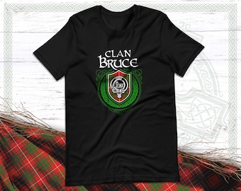 Camiseta de tartán escocés del clan Bruce con el escudo del clan, el lema y el apellido de la familia