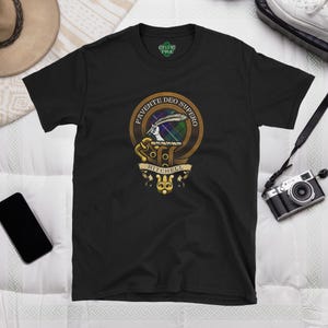 Clan Mitchell Scottish Heritage Clan Badge Shirt – Family Crest & Tartan Hoodie – Scottish Clan Sweatshirt – Mitchell Clan Gift