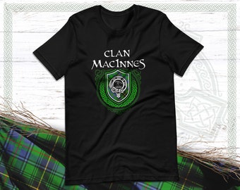 Clan MacInnes Schottisches Tartan T-Shirt mit Clan Crest Badge, Motto und Nachname der Familie