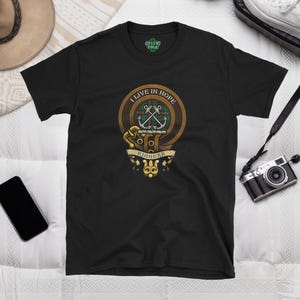 Clan Kinnear Scottish Heritage Clan Badge Shirt – Family Crest & Tartan Hoodie – Scottish Clan Sweatshirt – Kinnear Clan Gift