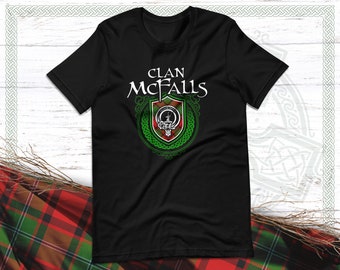 Clan McFalls Scottish Tartan T-Shirt mit Clan Crest Badge, Motto und Nachname der Familie