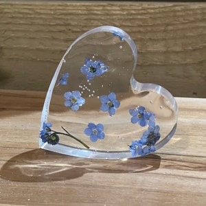 Forget me not free standing heart, resin flower heart, memorial gift, gift for her, gift for nature lover, personalised heart, sympathy gift