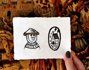 Gravura em linóleo tamanho A6 com personagens medievais e igreja - Papel de algodão artesanal, detalhes em dourado