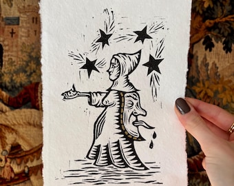 Gravura em linóleo de personagem medieval tamanho A5 - Papel de algodão artesanal, detalhes em dourado