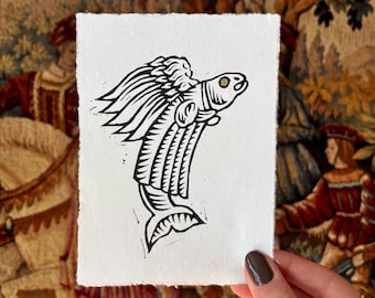 Gravura em linóleo de peixe voador medieval tamanho A6 - Papel de algodão artesanal, detalhes em dourado