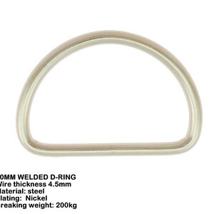 Op de afbeelding: Een 50 mm gelaste D-ring gemaakt van staal met een nikkel coating. De ring heeft een draaddikte van 4,5 mm en een breeksterkte van 200 kg.