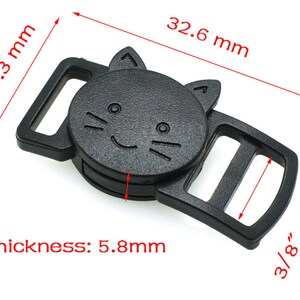 May include: Black plastic slider buckle with a cat face design. The buckle measures 3.26 inches long, 1.73 inches wide, and 0.23 inches thick.