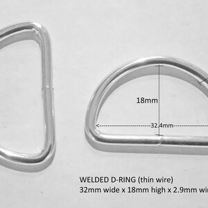 Op de afbeelding: Twee zilveren gelaste D-ringen, elk 32,4 mm breed, 18 mm hoog en 2,9 mm dik.  GELAST D-RING (dunne draad) 32 mm breed x 18 mm hoog x 2,9 mm draaddikte.