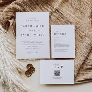 Puede incluir: Un conjunto de invitaciones de boda con una invitación principal, una tarjeta de detalles y una tarjeta de confirmación de asistencia. La invitación es blanca con texto negro, incluyendo los nombres Sarah Smith y Jason White. Sellos de cera dorados y hierba de la pampa seca también están presentes.