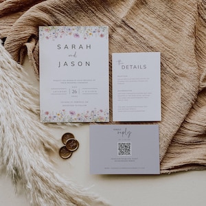 Op de afbeelding: Een huwelijksuitnodigingsset met een bloemenontwerp. De uitnodigingskaart heeft een aquarelillustratie van een bloemenveld in roze, paarse en blauwe tinten. De tekst op de kaart luidt "Sarah en Jason" en bevat de datum en tijd van de huwelijksceremonie. De RSVP-kaart heeft een QR-code en het websiteadres voor de bruiloft.