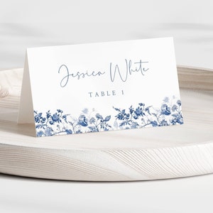 Modelo de cartões de lugar "Something Blue Before I Do", cartão de nome para chá de panela floral azul-poeira, cartões de assento editáveis, planos e dobrados - SPB1
