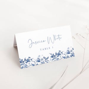 Modelo de cartão de lugar para casamento em azul Toile, cartão de nome em azul-poeira, cartões de assento editáveis, planos e dobráveis, Toile De Jouy - SPB1