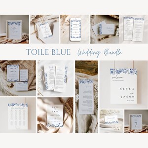 Op de afbeelding: Een huwelijksuitnodigingsset met een blauw toile-patroon. De set bevat een save-the-date-kaart, een uitnodiging, een RSVP-kaart, een bedankkaart, een welkomstbord, een zitplaatskaart en tafelnummers. De kaarten zijn allemaal wit met blauwe bloemmotieven en kalligrafietekst.