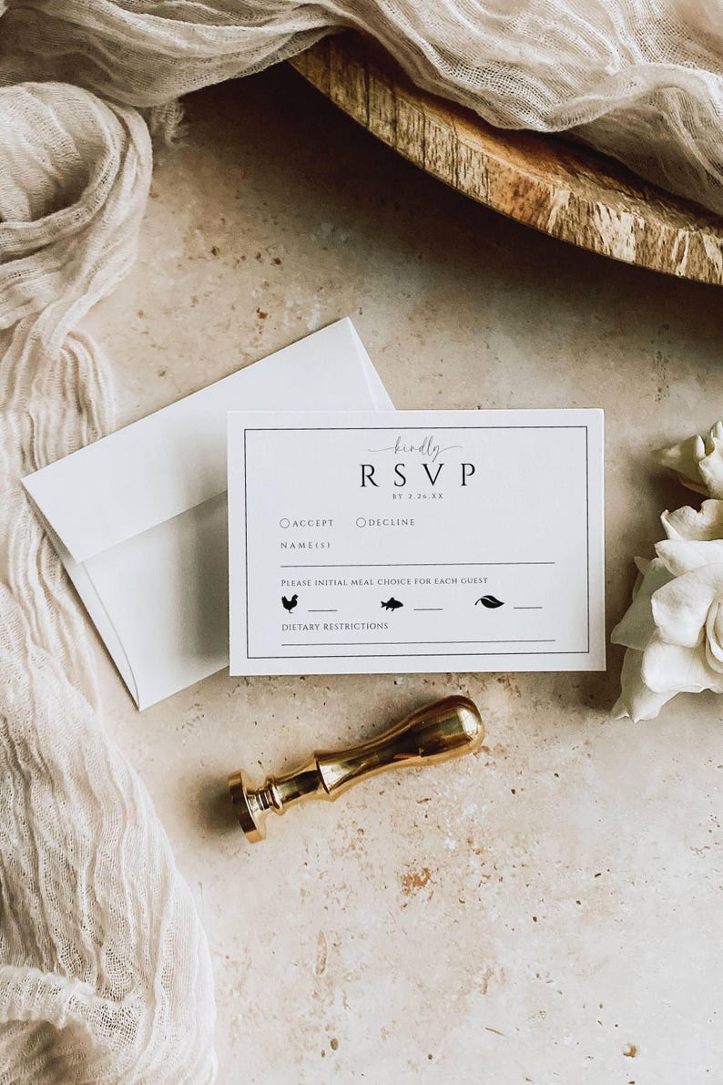 Puede incluir: Una tarjeta RSVP blanca con texto negro y un sobre a juego. La tarjeta incluye el texto "kindly RSVP" y solicita la elecci&oacute;n de comidas. Un sello de cera dorado se coloca debajo, sugiriendo un tema de boda o evento.
