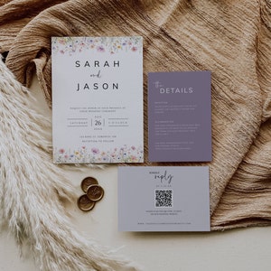 Può includere: Un set di inviti di nozze con un design floreale. La carta d'invito presenta un'illustrazione ad acquerello di fiori rosa, viola e gialli. La carta dei dettagli è viola con testo bianco. La carta di risposta è grigia con un codice QR e il testo "Gentile richiesta di risposta entro il 26.02.XX".
